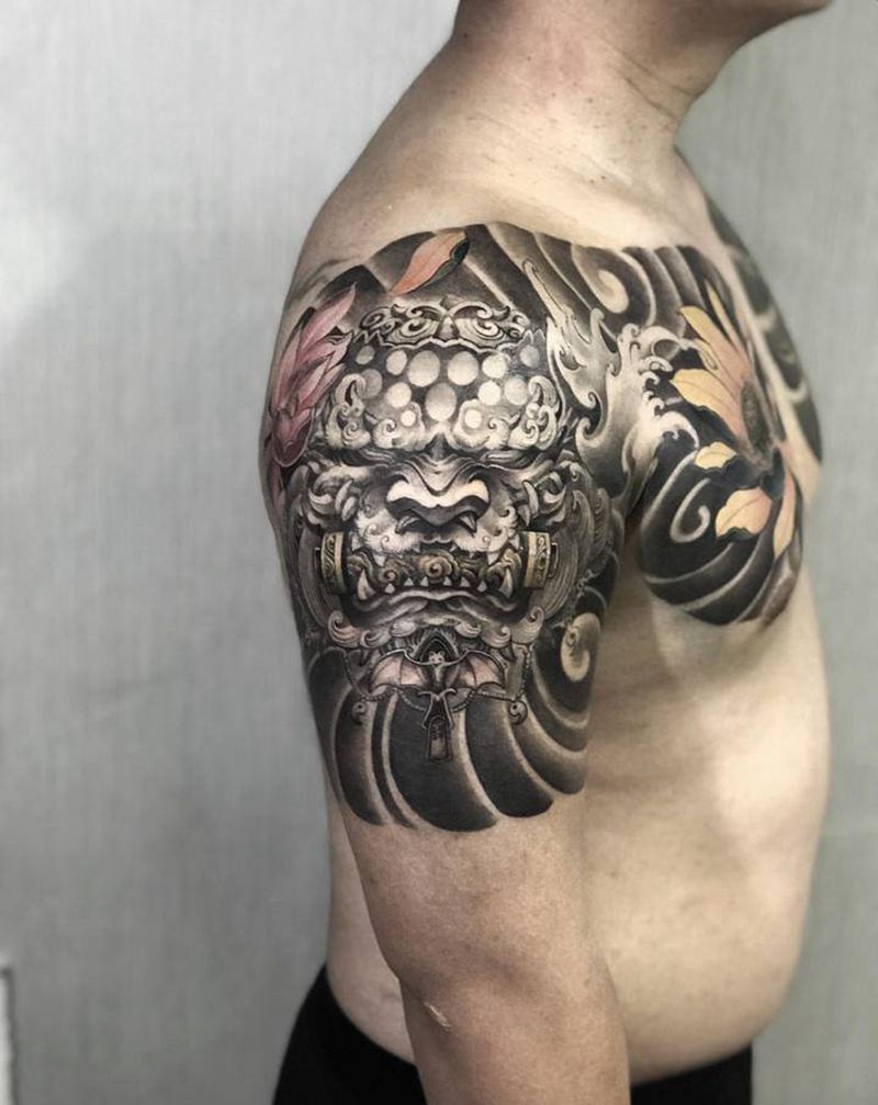 唐狮.半甲纹身图片_肩部新传统荷花半甲纹身图案