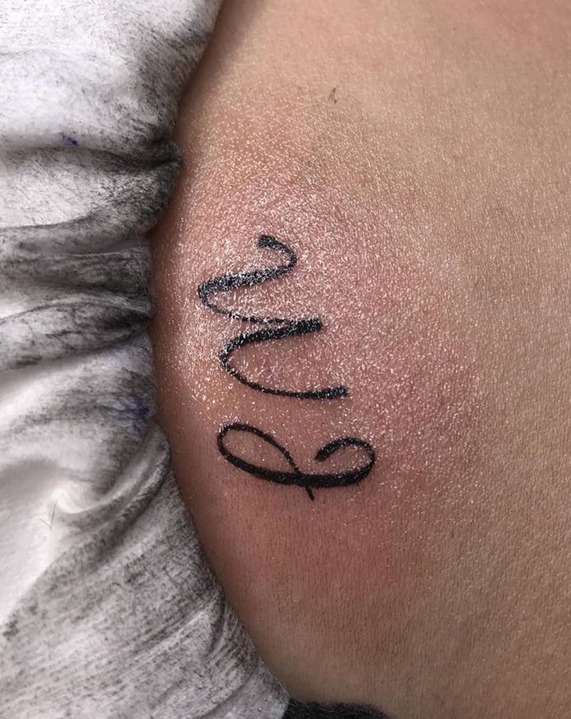 字母 ✨纹身图片_胸部小字母纹身图案