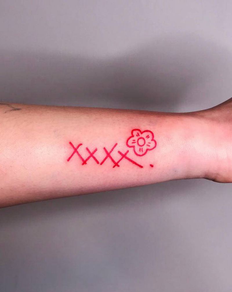 送你一朵小红花✨纹身图片_手臂小清新纹身图案