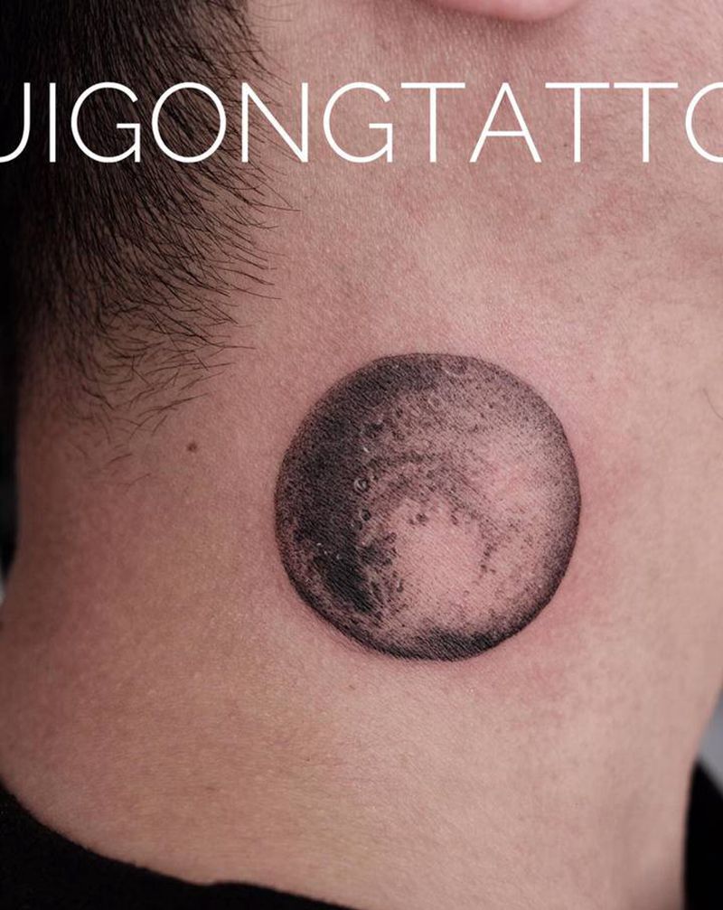 冥王星纹身图片_颈部欧美写实纹身图案