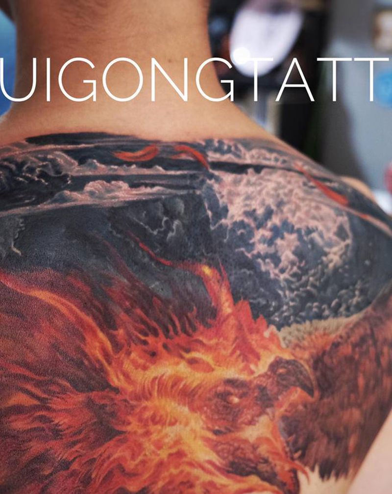 金乌进度纹身图片_背部欧美写实纹身图案