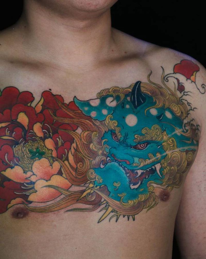 花胸纹身图片_胸部新传统纹身图案