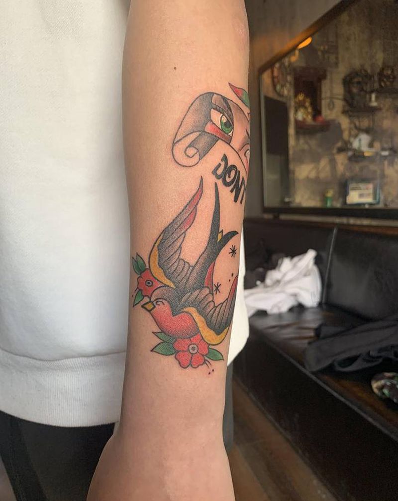 old school纹身图片_手臂Old School燕子眼睛花纹身图案