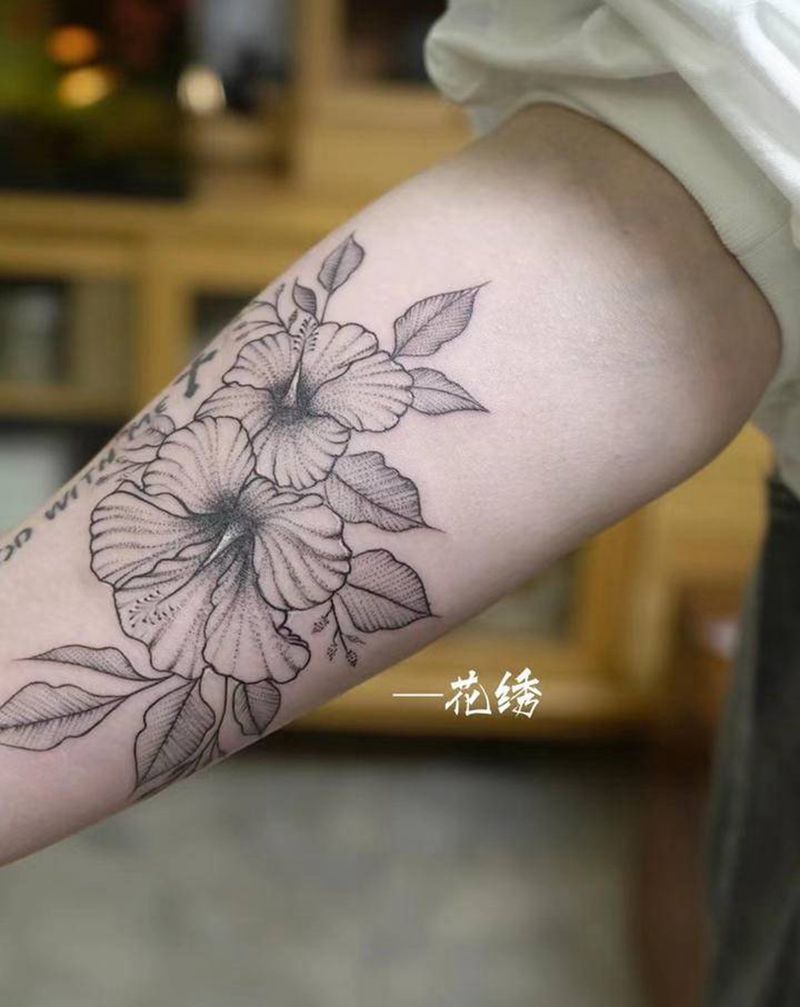 花儿纹身图片_手臂肩部几何点刺纹身图案