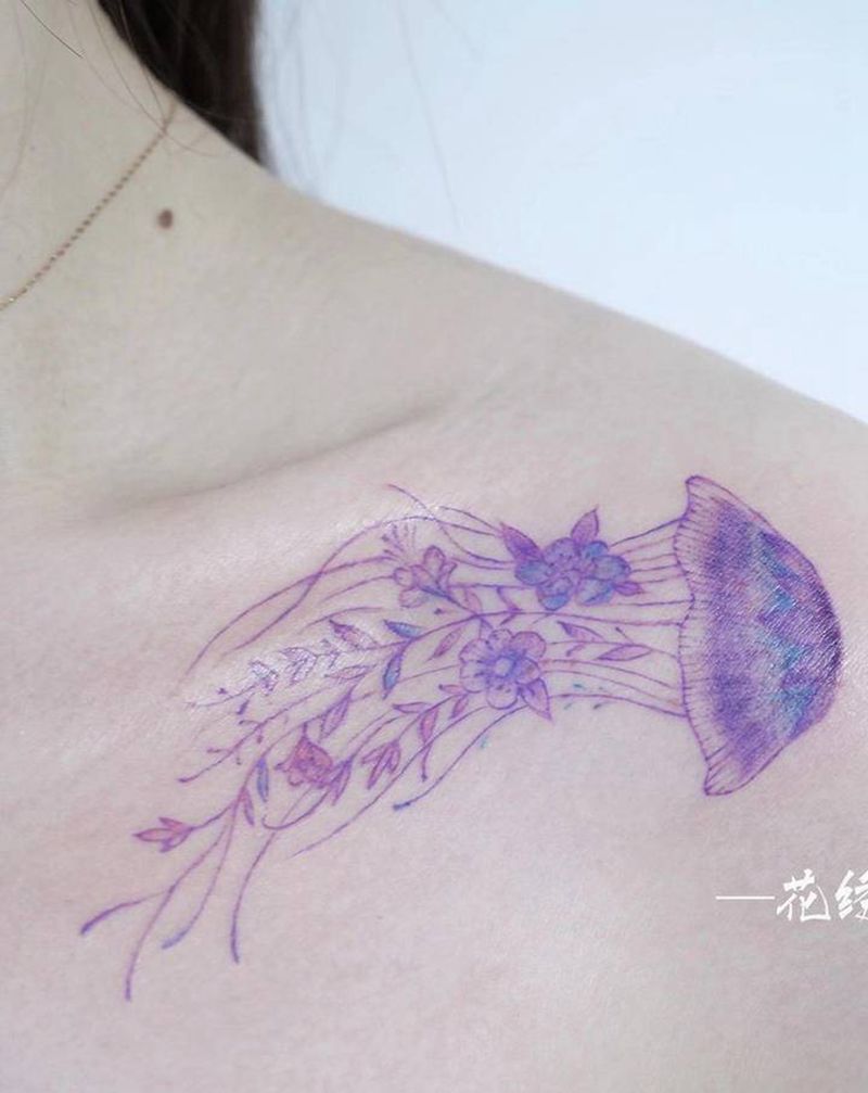 水母纹身图片_肩部背部水墨水彩纹身图案