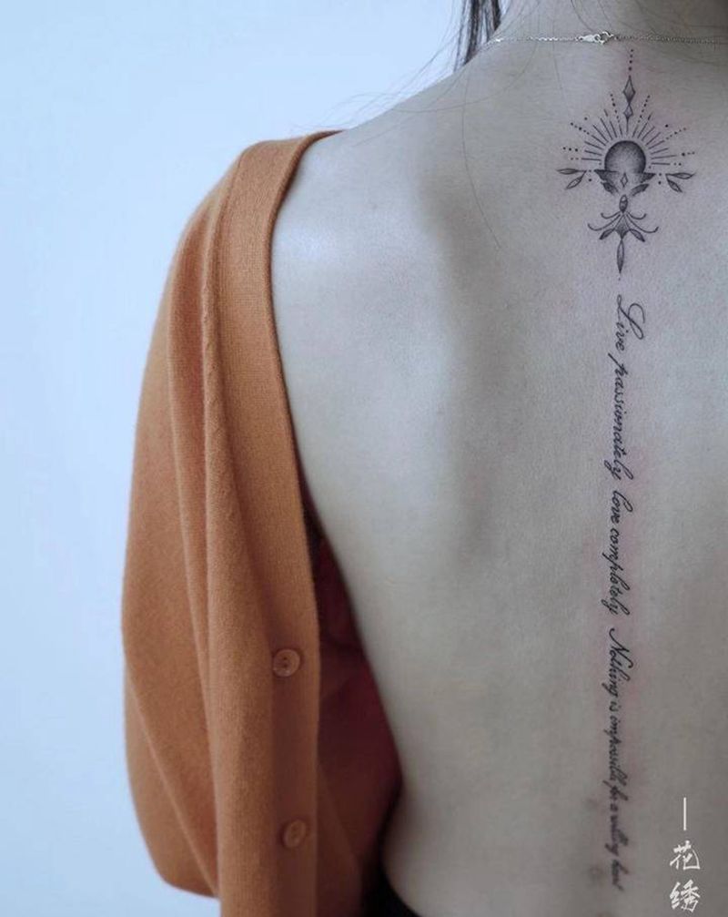 脊柱纹身图片_肩部背部花体字点刺纹身图案