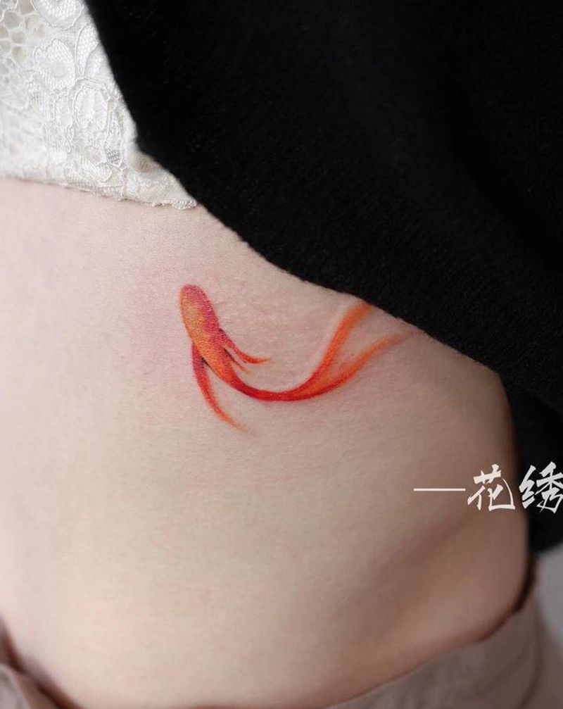 鱼儿纹身图片_腰部腹部水墨水彩纹身图案