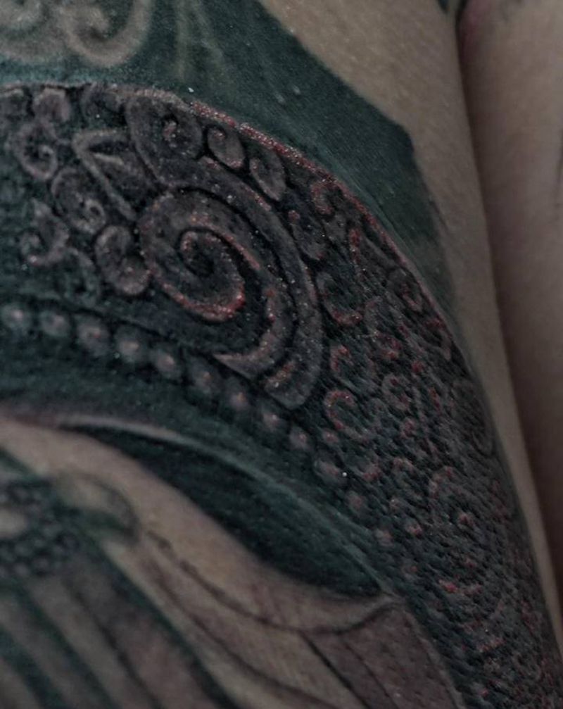 扣一扣纹身图片_背部肩部欧美写实新传统纹身图案