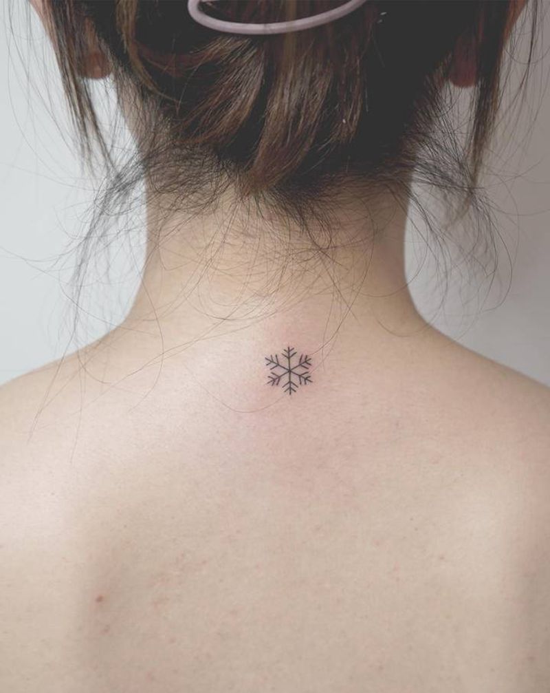 雪花纹身图片_颈部肩部点刺几何纹身图案