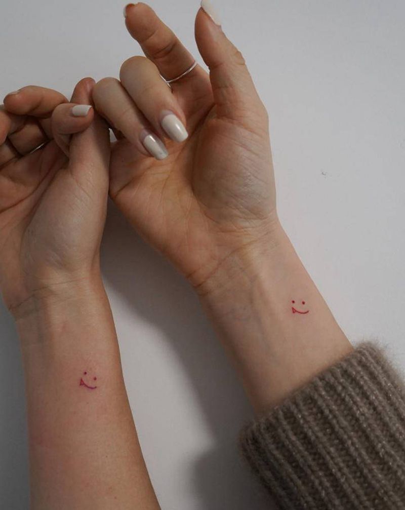 闺蜜纹身图片_手臂手部点刺几何纹身图案