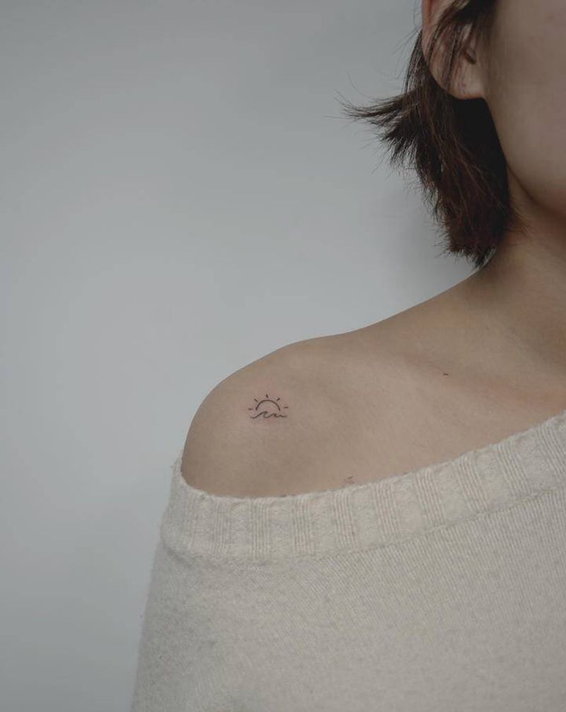 美纹身图片_肩部颈部点刺几何纹身图案