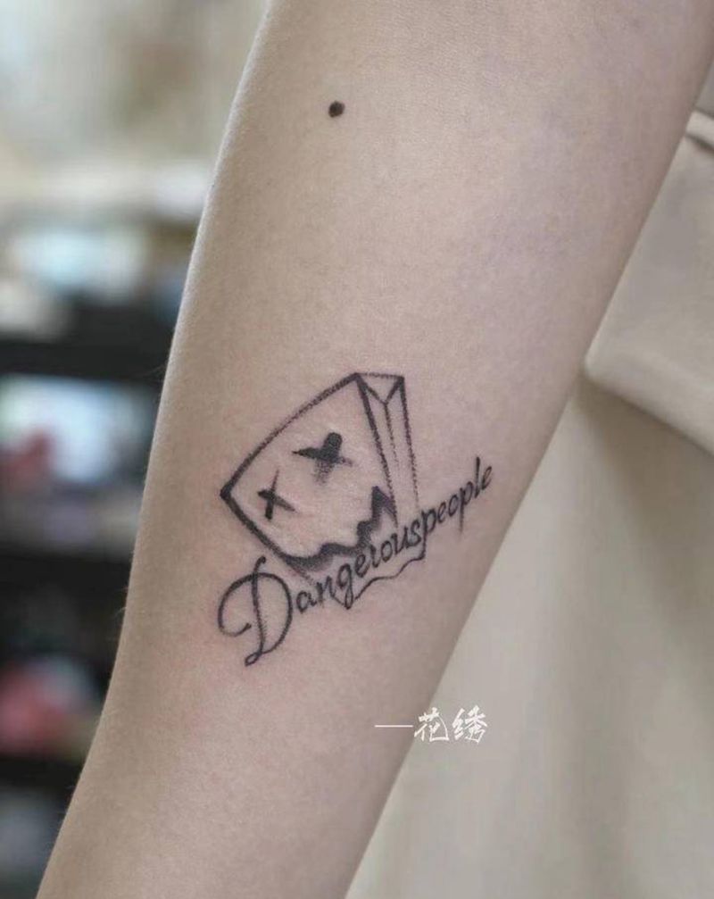 薛之谦潮牌logo纹身图片_手臂腿部点刺几何纹身图案