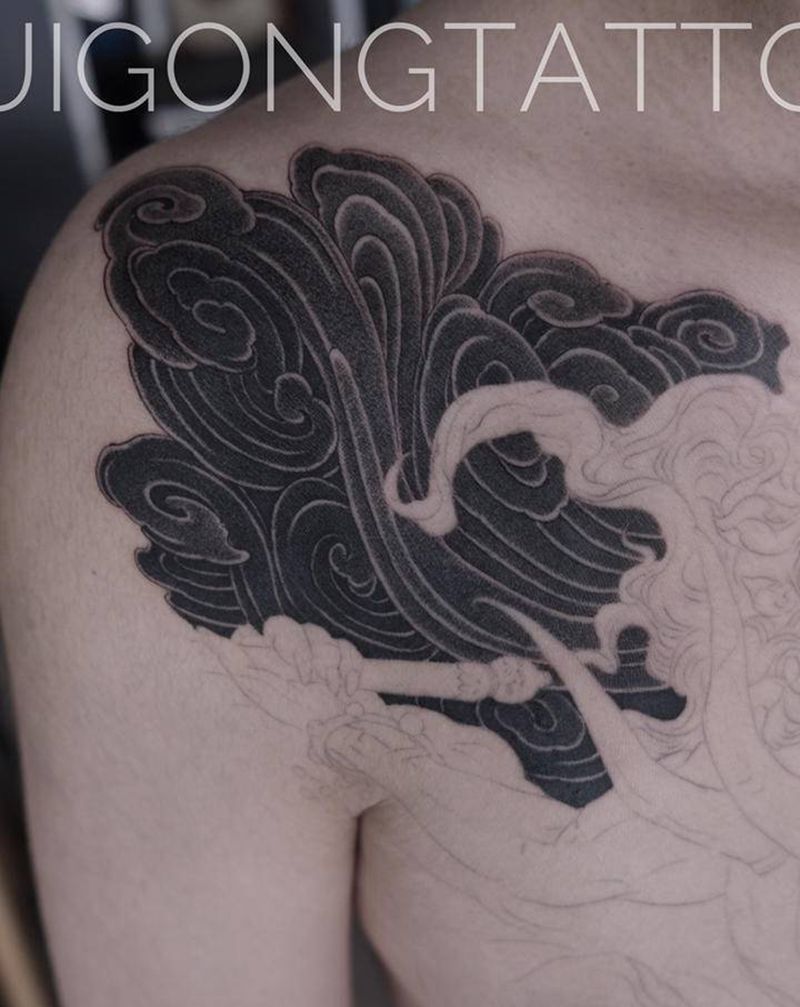 云纹身图片_胸部新传统纹身图案