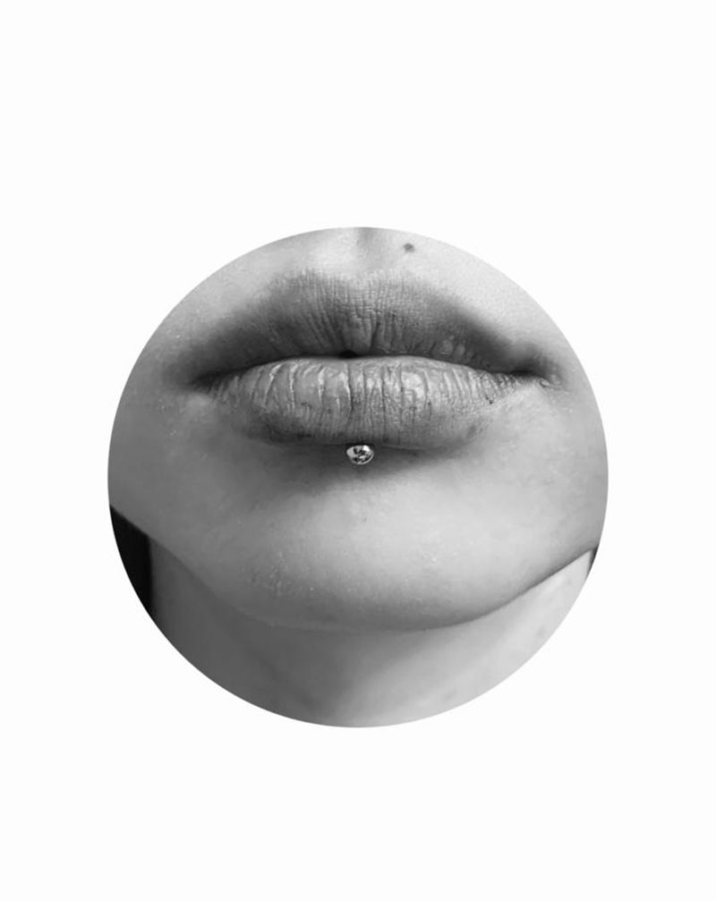 唇钉纹身图片_臀部纹身图案