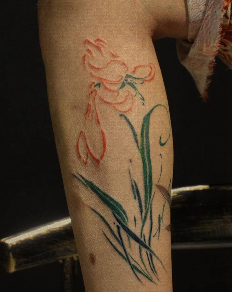 忘忧草纹身图片_腿部水墨纹身图案