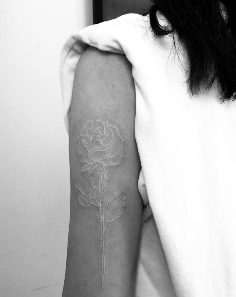 弯刀划过白玫瑰纹身图片_手臂水彩水墨纹身图案