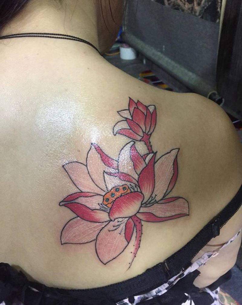 荷花纹身图片_背部水彩纹身图案