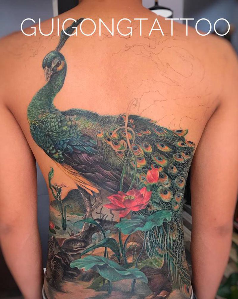 孔雀进度纹身图片_背部欧美写实纹身图案