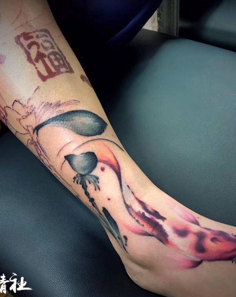 镜湖水面纹身图片_腿部脚部水彩水墨鱼纹身图案