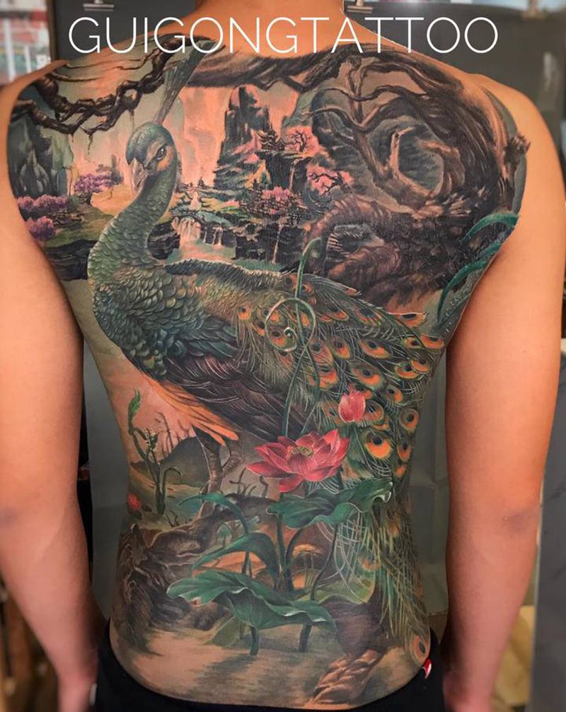 彩色孔雀〈傲势〉纹身图片_背部欧美写实纹身图案