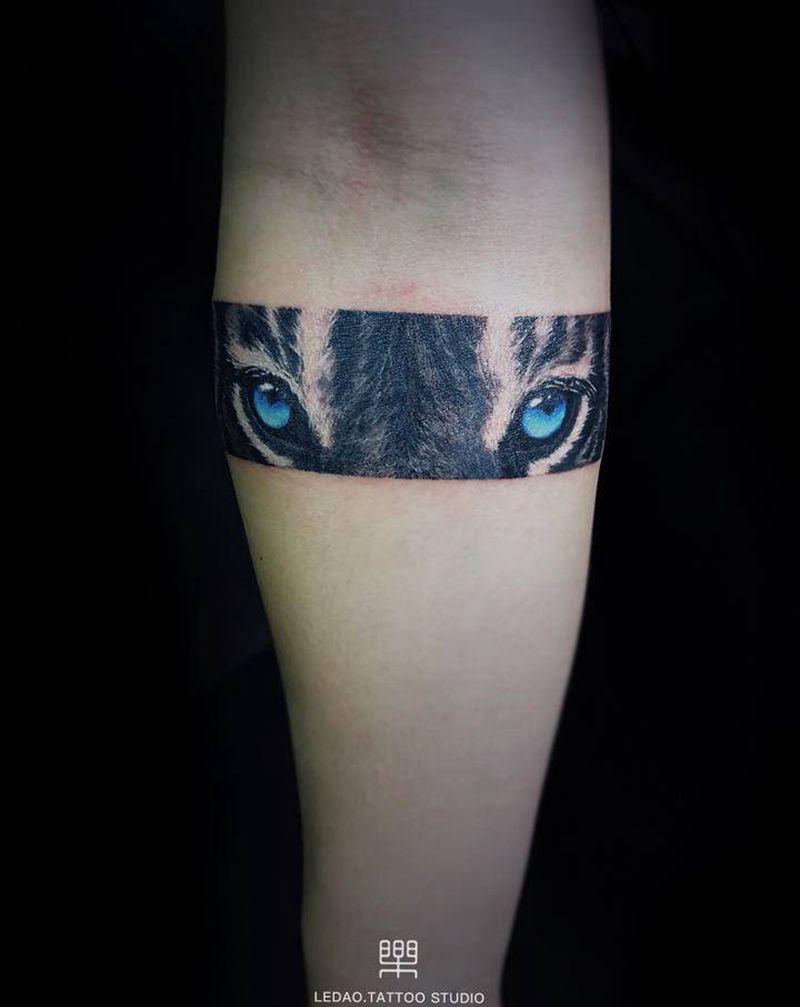 老虎纹身图片_手臂手部欧美写实臂环乐道刺青纹身图案