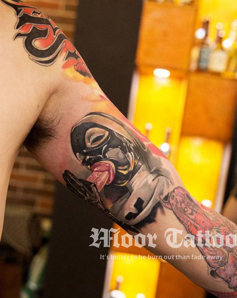 吃鸡修女纹身图片_肩部手部欧美写实New School纹身图案