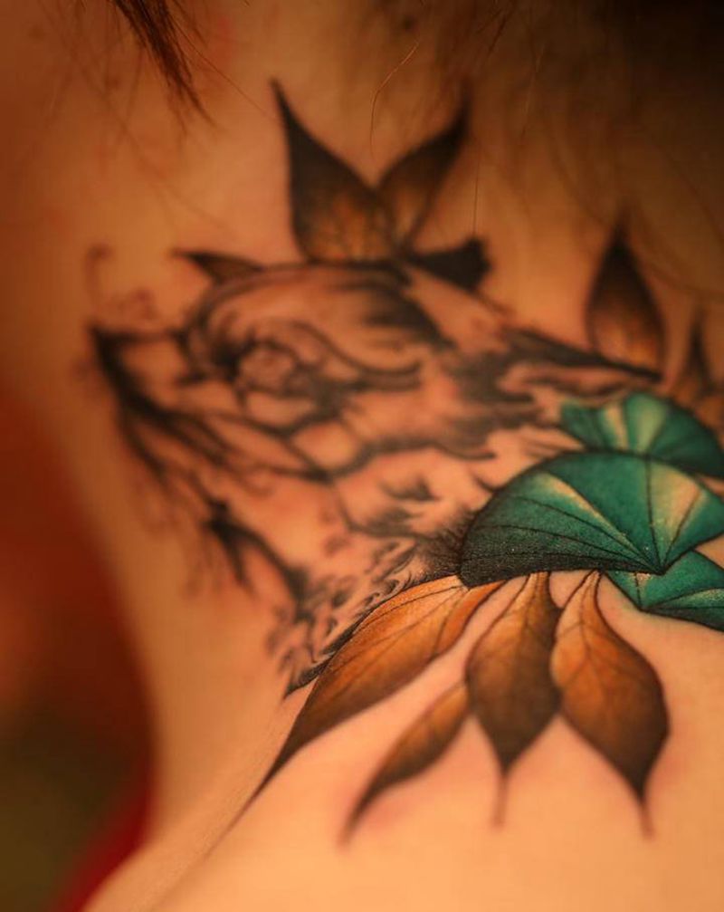 狐媚纹身图片_颈部New School欧美写实狐狸 动物 彩色纹身图案