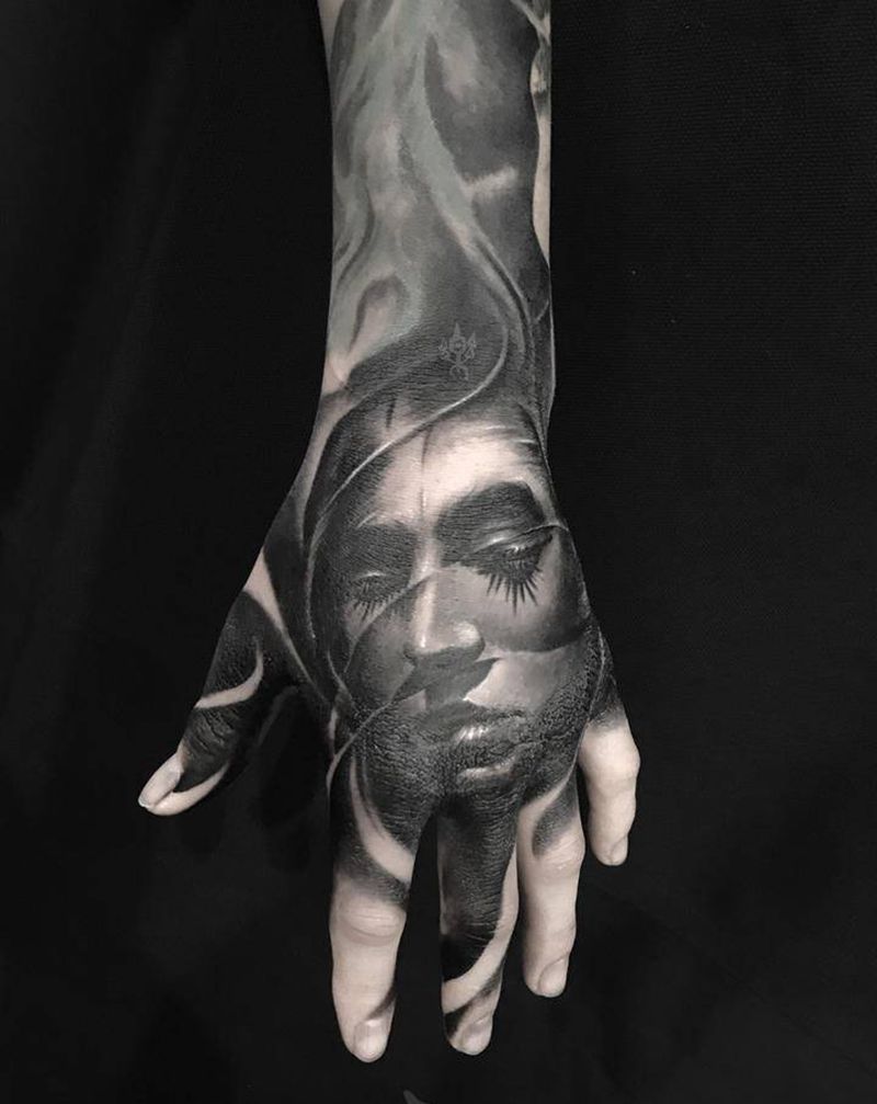 三年前刺的手背纹身图片_手臂手部欧美写实手背纹身图案