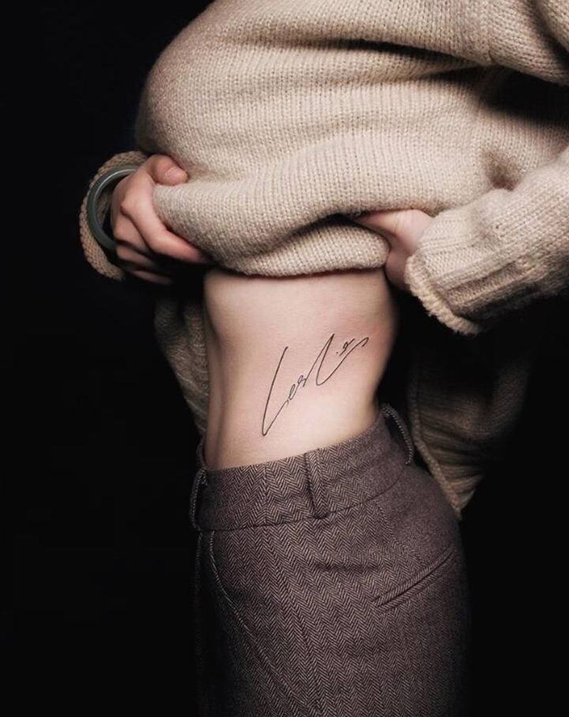 你的名字*字母纹身图片_腰部线条纹身图案