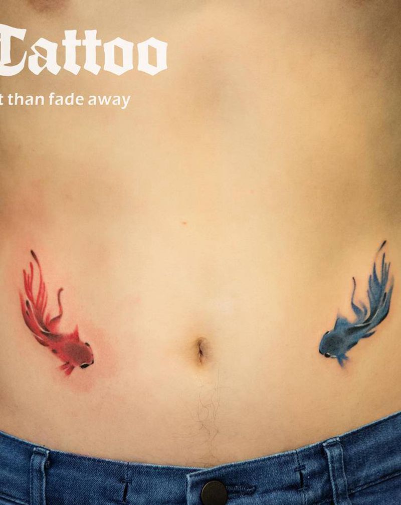 红蓝锦鲤纹身图片_腰部水彩水墨纹身图案