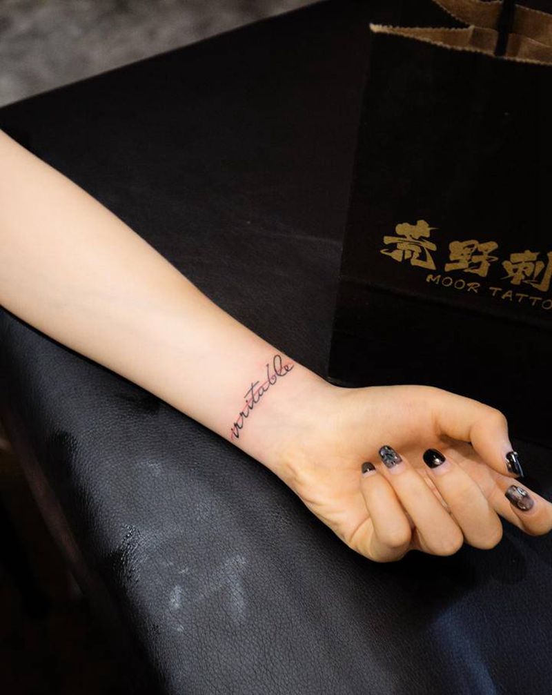 字母纹身图片_手臂手部纹身图案