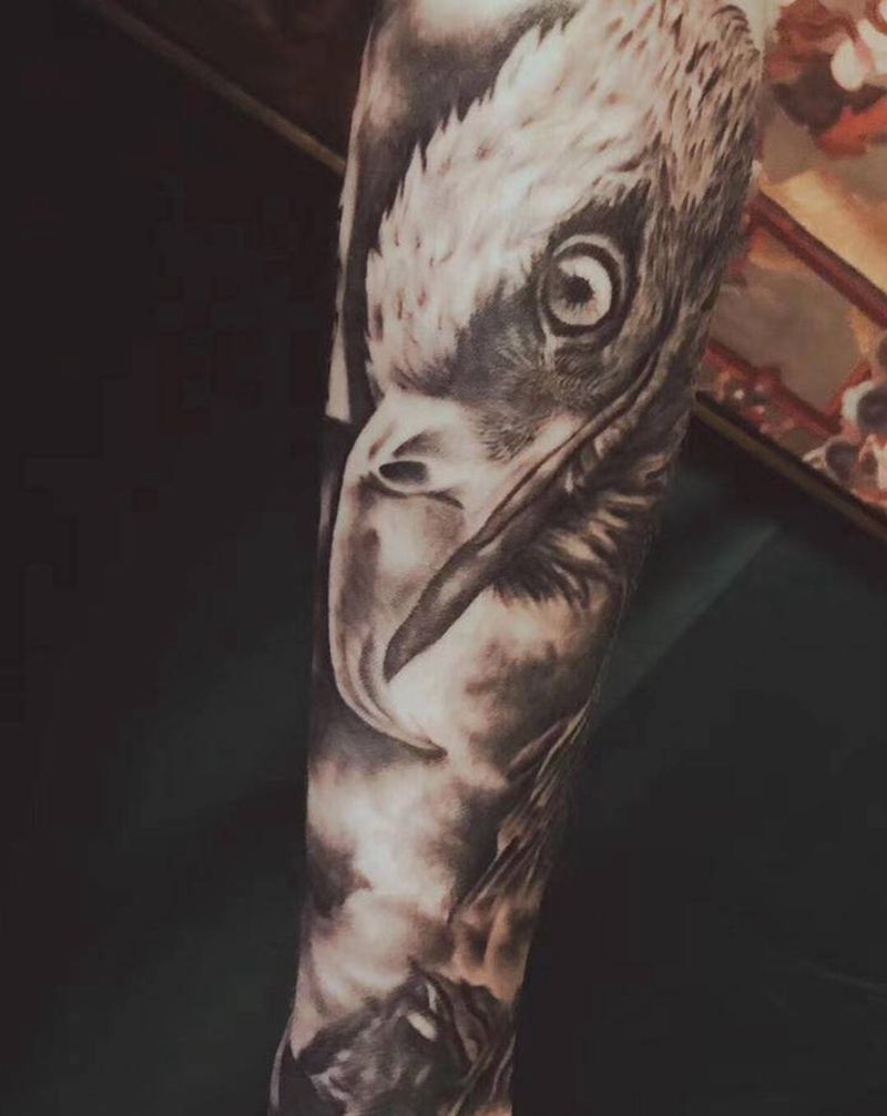 鹰纹身图片_手臂欧美写实纹身图案