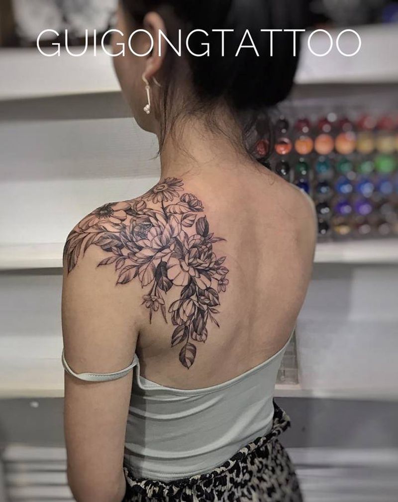 素花纹身图片_肩部点刺纹身图案