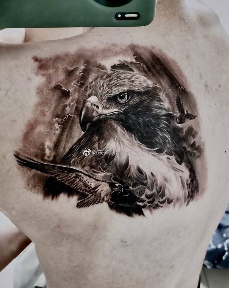 海东青纹身图片_肩部背部欧美写实鹰海东青乐道刺青纹身图案