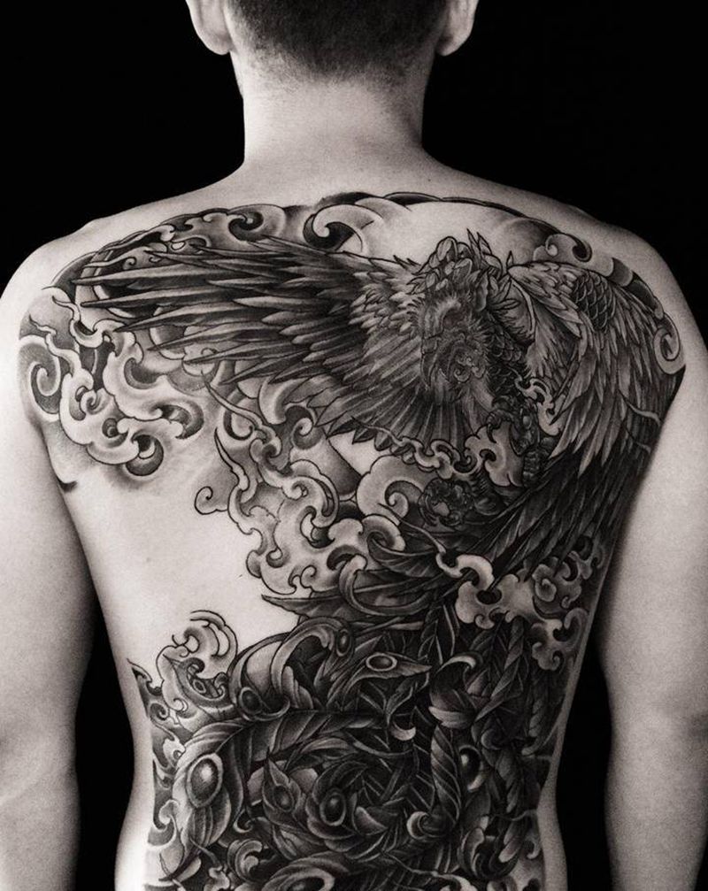 满背凤凰纹身图片_背部新传统凤凰纹身图案