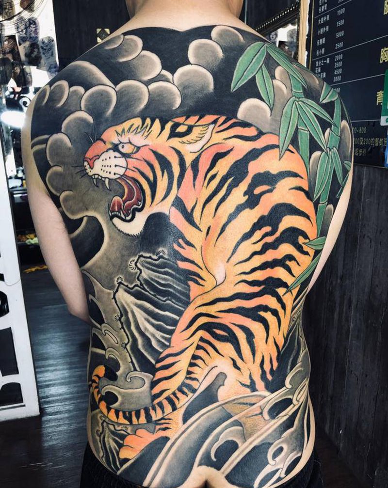 满背纹身图片_背部老传统纹身图案