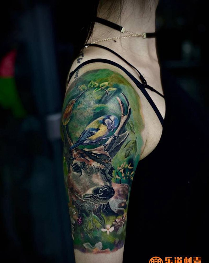 乐道叠彩 仙气缭绕纹身图片_肩部手臂欧美写实New School鹿鹿鸟纹身图案