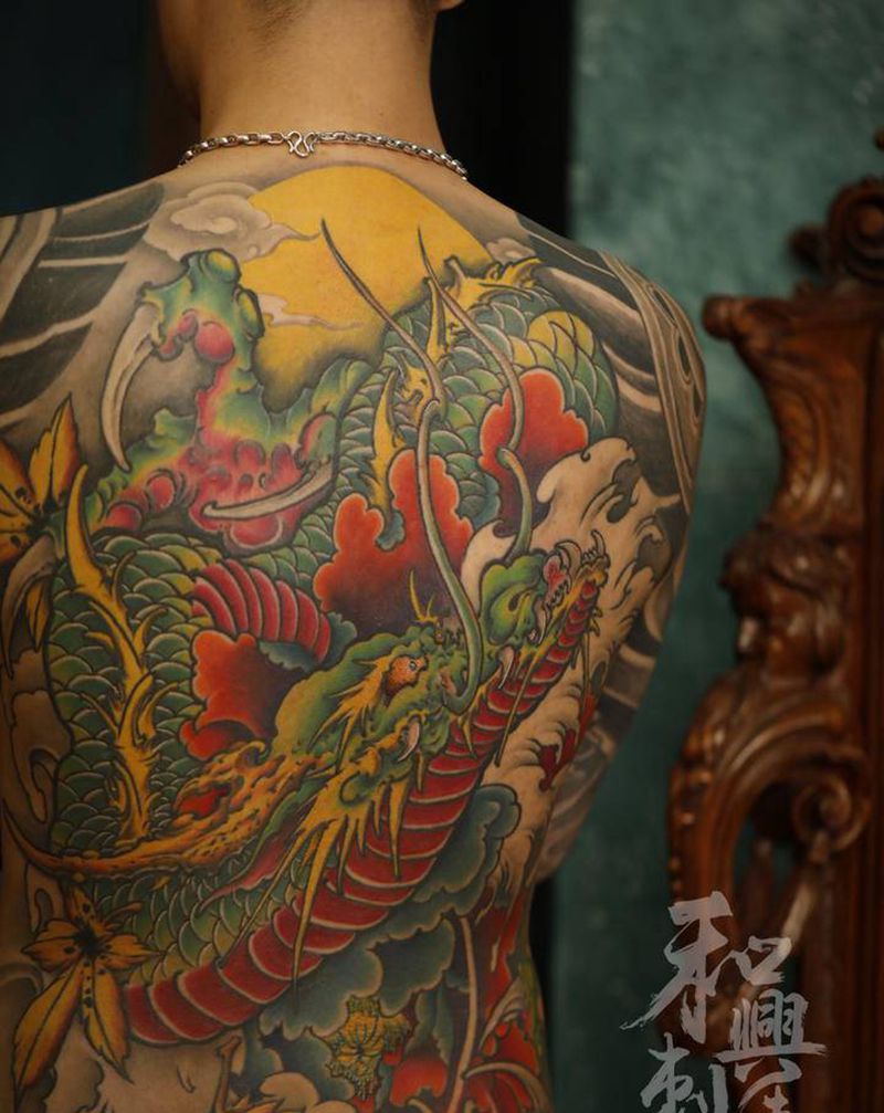 风生水起纹身图片_背部肩部新传统老传统龙彩色传统满背龙纹身图案