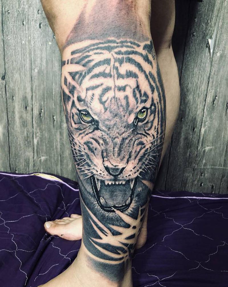 虎纹身图片_腿部欧美写实纹身图案