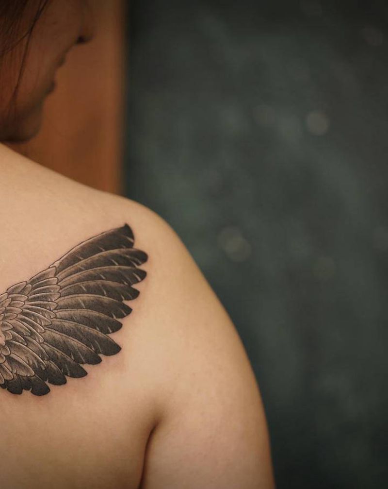 翅膀纹身图片_肩部背部欧美写实小清新 女生纹身图案