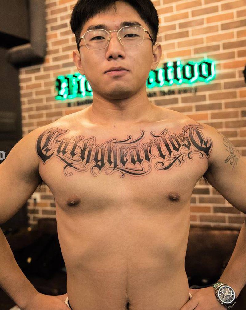 花体字花胸纹身图片_花体字纹身图案