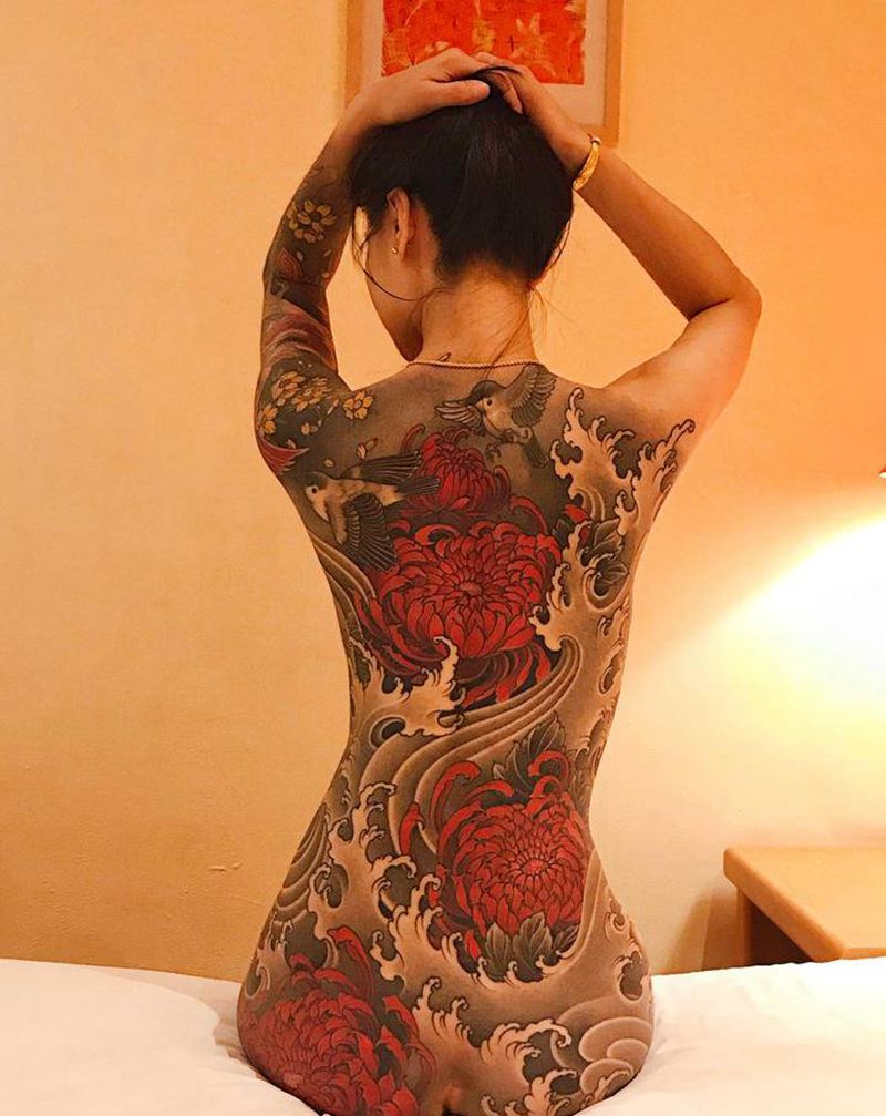 满背菊花海浪纹身图片_背部新传统菊花浪花纹身图案