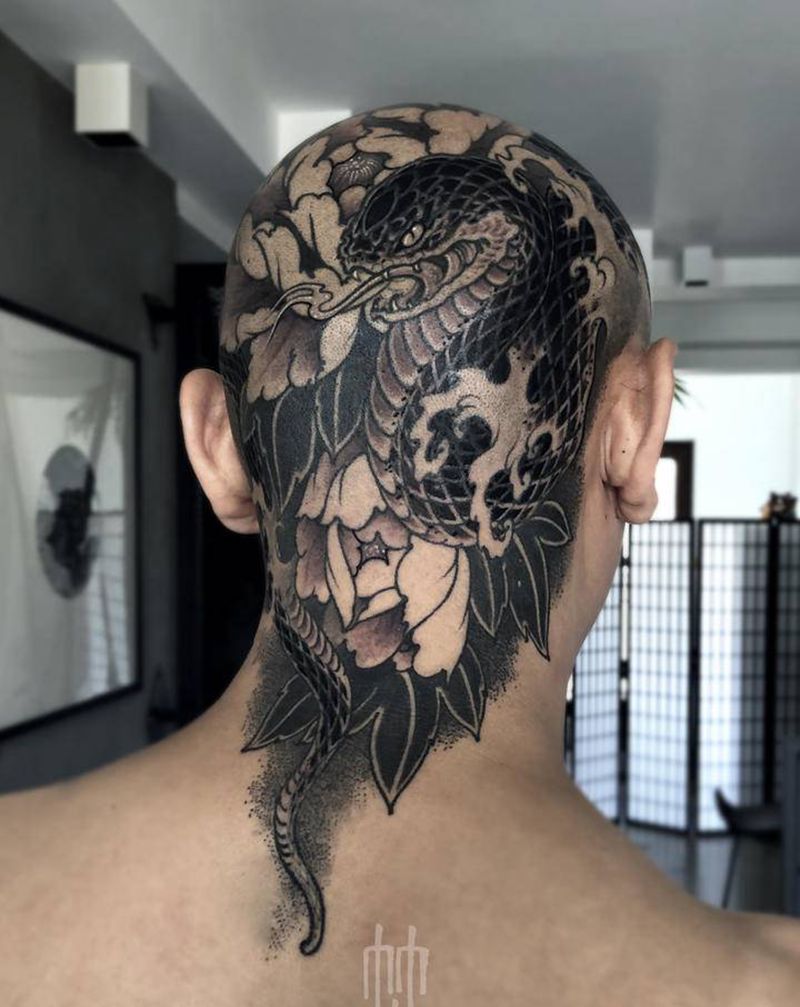 爆头纹身图片_颈部新传统头蛇牡丹纹身图案