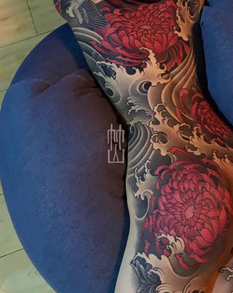 满背女孩纹身图片_背部新传统菊花浪花纹身图案