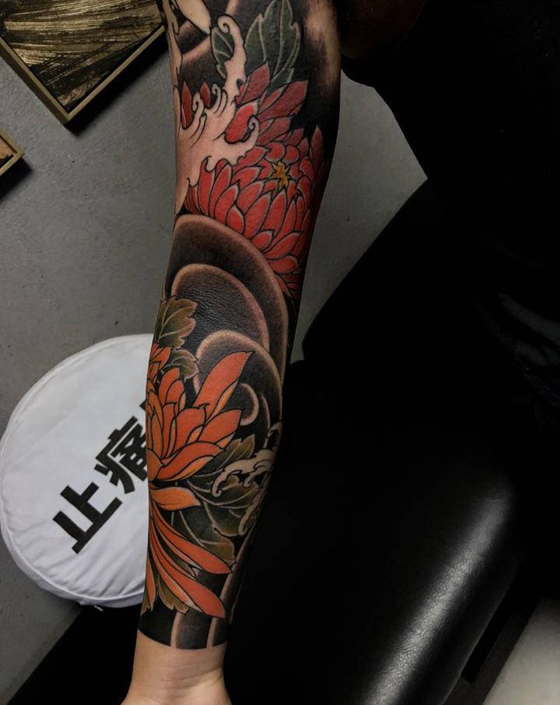 菊花花臂纹身图片_手臂新传统老传统菊花纹身图案