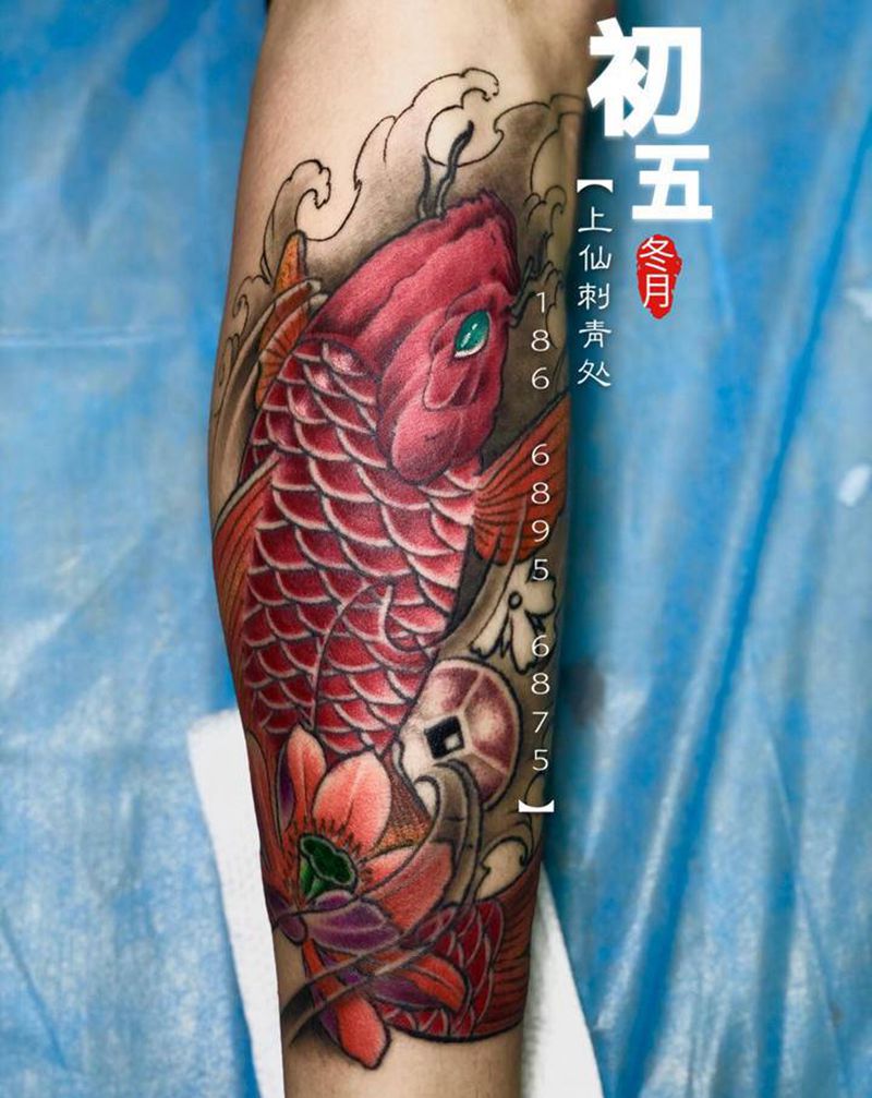 锦鲤纹身图片_手臂臀部新传统鱼鲤鱼彩色纹身图案