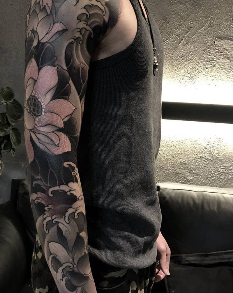 黑灰荷花纹身图片_手臂新传统纹身图案