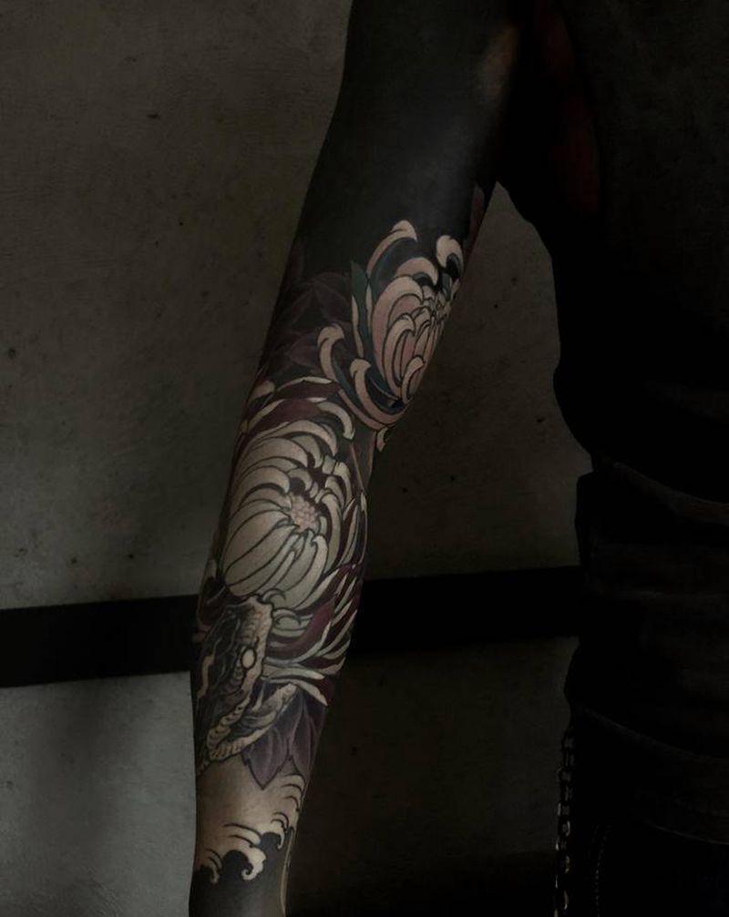 黑臂配菊花纹身图片_手臂新传统纹身图案
