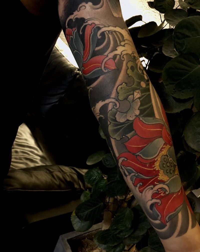 荷花纹身图片_手臂新传统纹身图案