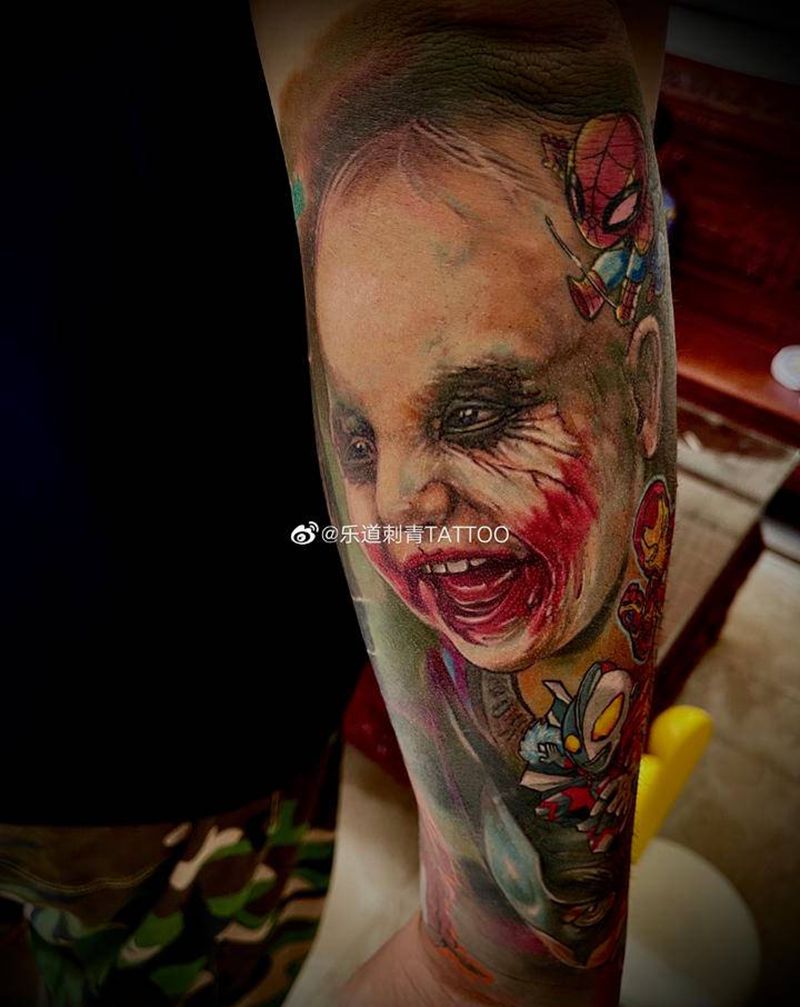 乐道叠彩写实纹身图片_手臂手部欧美写实小丑钢铁侠纹身图案
